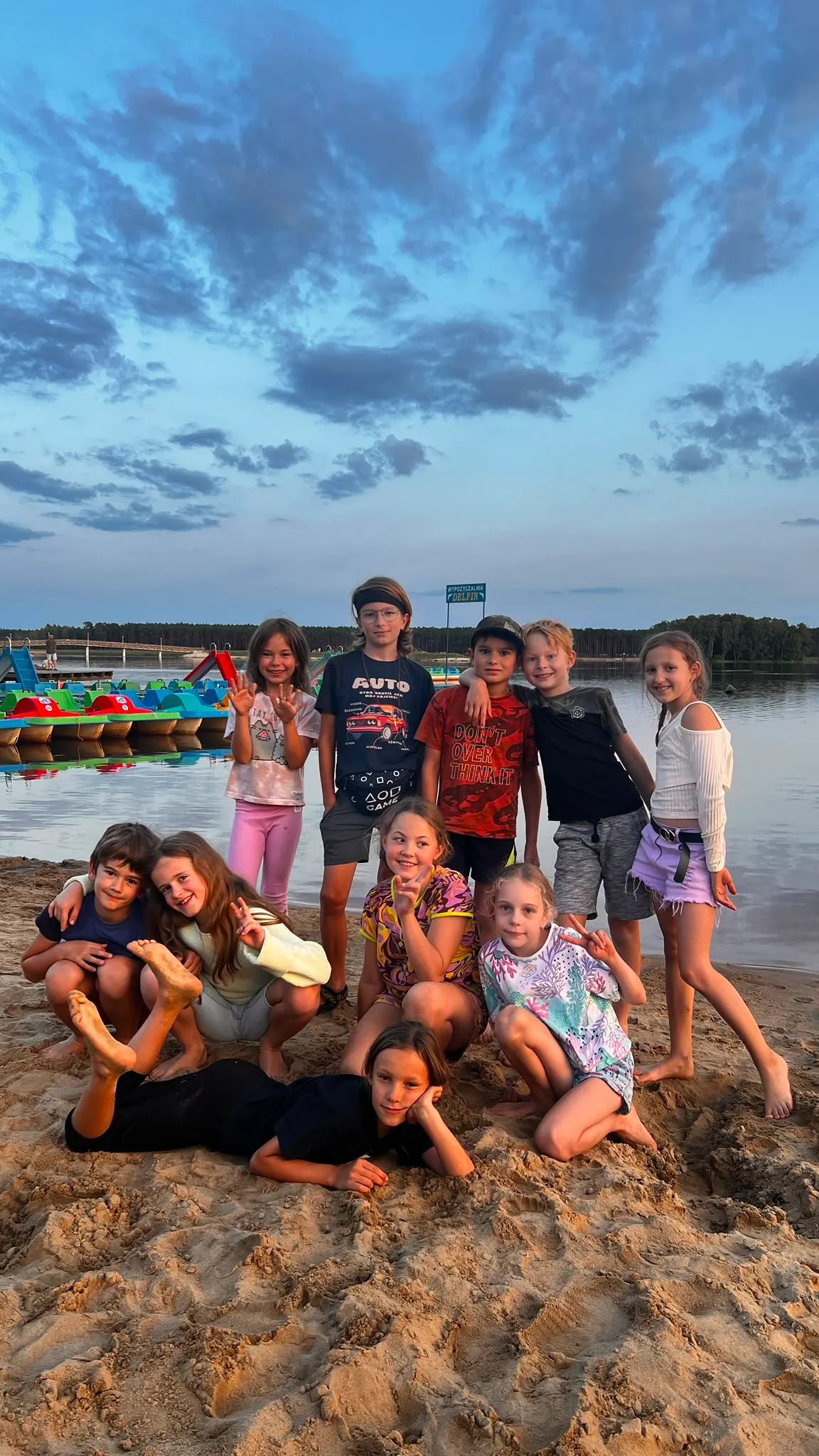 Zdjęcie grupowe uczestników i kadry obozu Tycio Tur na plaży